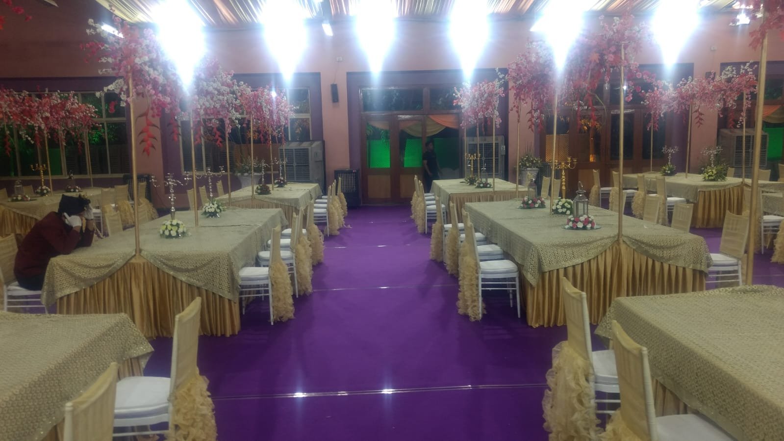 Chafing dish table